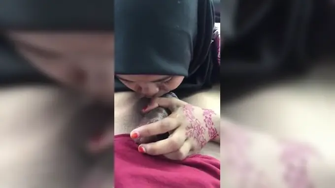 Amateur Asian babe's first time sucking and jerking on a big dick in TUDung Muka, Jakarta, Indonesia