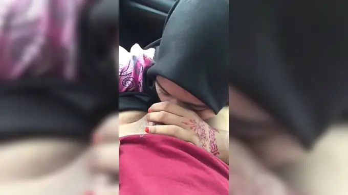 Amateur Asian babe's first time sucking and jerking on a big dick in TUDung Muka, Jakarta, Indonesia