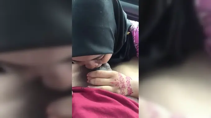 Amateur Asian babe's first time sucking and jerking on a big dick in TUDung Muka, Jakarta, Indonesia