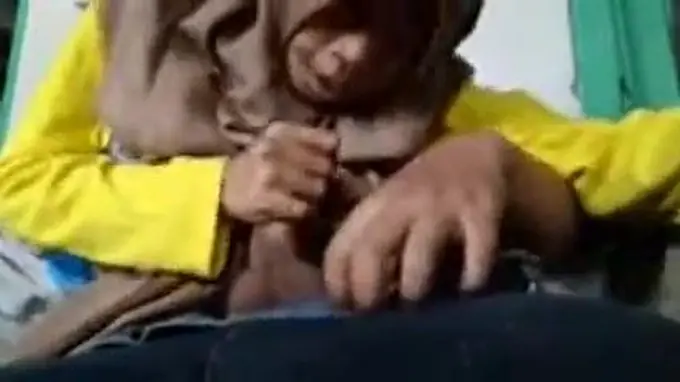 Naughty Asian teen worships guru's feet in Skandal Tudungalumni video