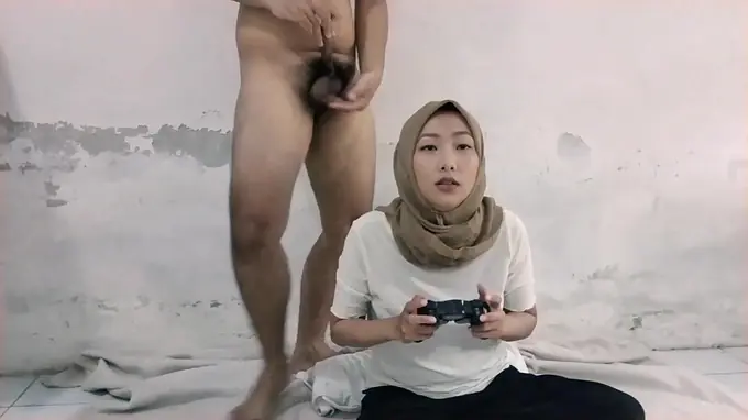 Muslim gamer babe Beau enjoys deep blowjob in hijab during homemade game