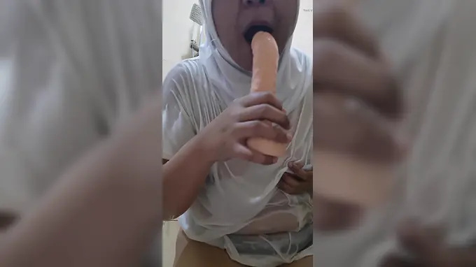 Malay Muslim seduces a younger man in the shower for some steamy solo action