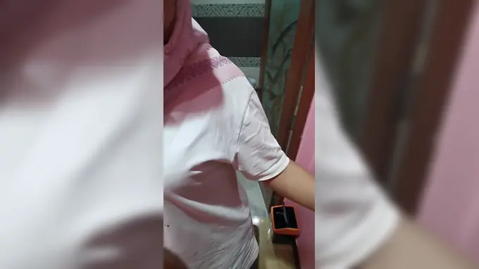 Cute Muslim girl gets her hijab off & deep throats her manager in a private apartment