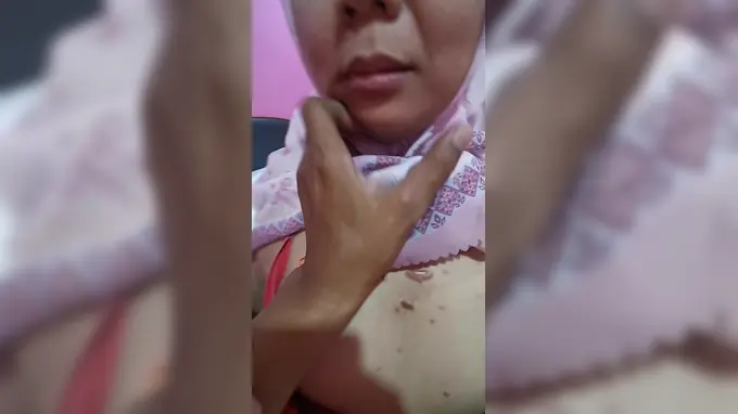 Cute Muslim girl gets her hijab off & deep throats her manager in a private apartment