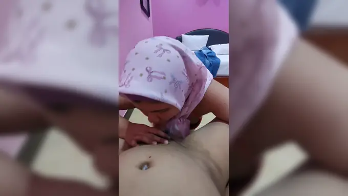 Cute Muslim girl gets her hijab off & deep throats her manager in a private apartment