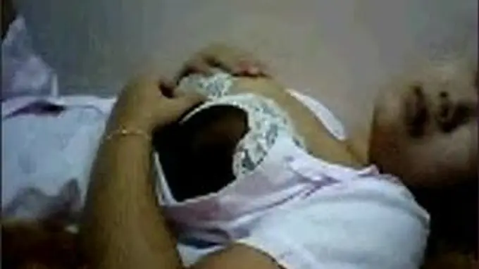 Watch this Malay babe Ieda get naughty on webcam for the first time ever!